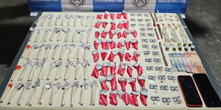 PM prende suspeito de tráfico e apreende drogas em Volta Redonda