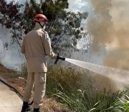 Homem é detido por causar incêndio no Recanto do Sol, em Barra Mansa