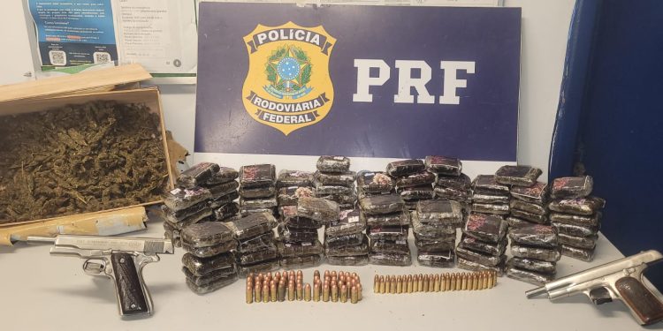 PRF apreende drogas e armas com passageiro em ônibus na Dutra, em Piraí