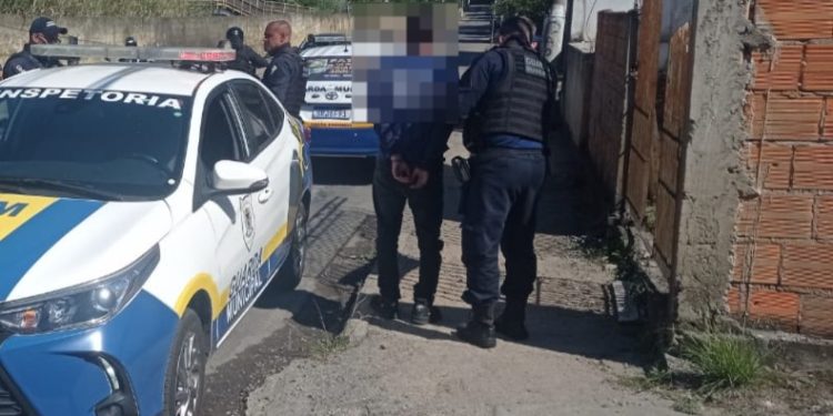 Três motociclistas são detidos com motos irregulares em Volta Redonda