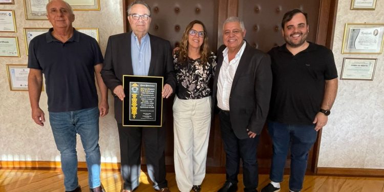 Dr. Francisco Sampaio recebe Título de Cidadão Volta-Redondense