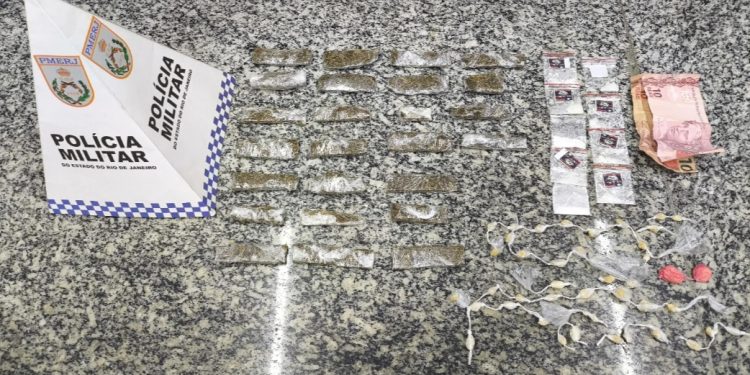 Homem é preso por tráfico de drogas após cerco policial no bairro Ilha das Cobras, em Paraty