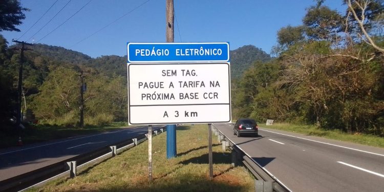 RioSP instala novas placas informativas sobre pedágio eletrônico na Rio-Santos