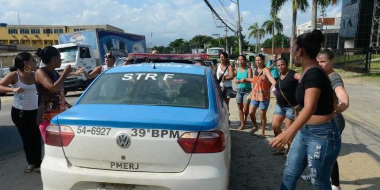 Dois grupos de PM são presos em 45 dias por extorsão a comerciantes no RJ