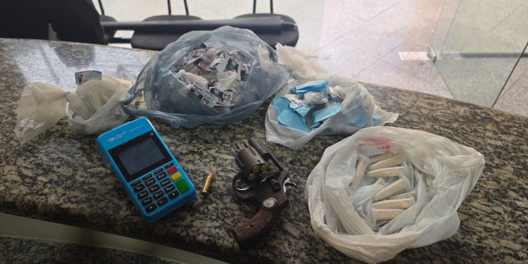 Polícia prende três suspeitos que usavam máquina de cartão para vender drogas em Piraí