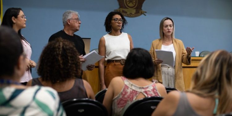 Volta Redonda treina servidores para ampliar atendimento sobre desconto do IPTU 2026 a aposentados e pensionistas