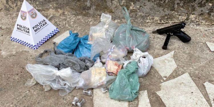 Polícia Militar apreende drogas, arma e munições durante abordagem em Resende