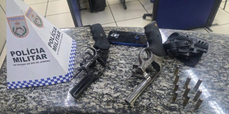 Denúncia leva polícia a apreender armas escondidas em churrasqueira em Quatis