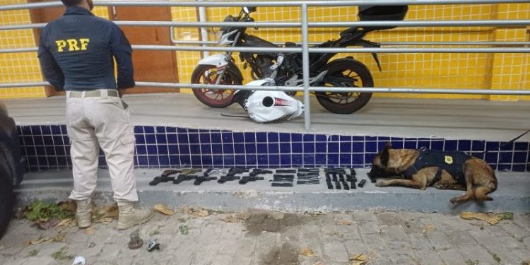 Vídeo: PRF apreende 10 pistolas escondidas em motocicleta na Dutra