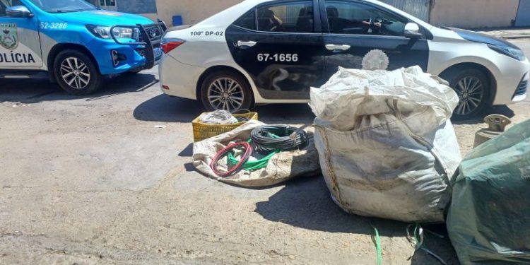 Polícia apreende material de origem suspeita em ferro-velho de Quatis