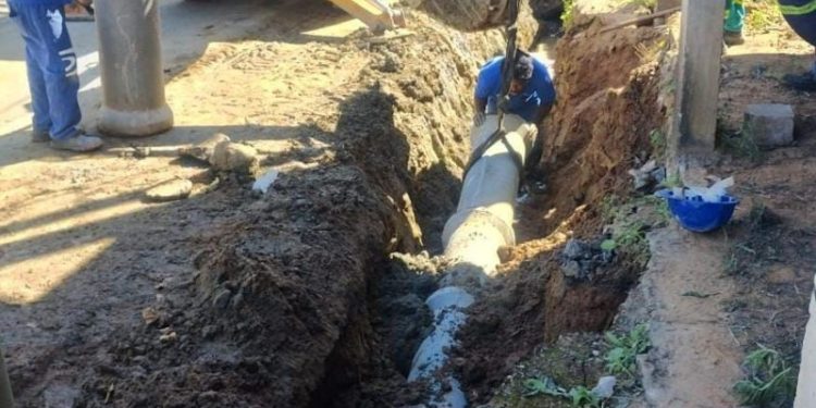 Barra do Piraí substitui rede de esgoto no Asa Branca após colapso das manilhas