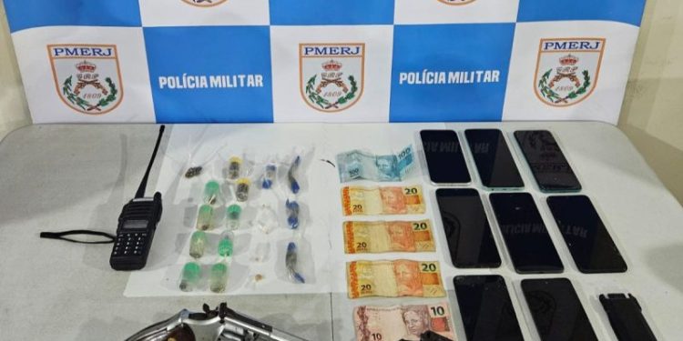 Polícia detém oito pessoas por porte de arma e tráfico de drogas em Volta Redonda