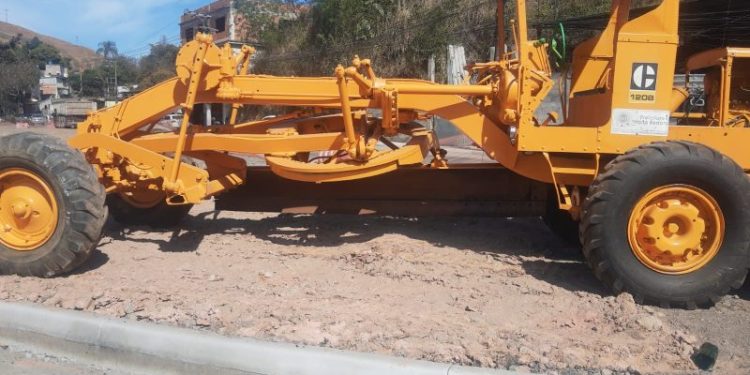 Volta Redonda recupera caminhão-pipa e motoniveladora da frota da Secretaria de Obras