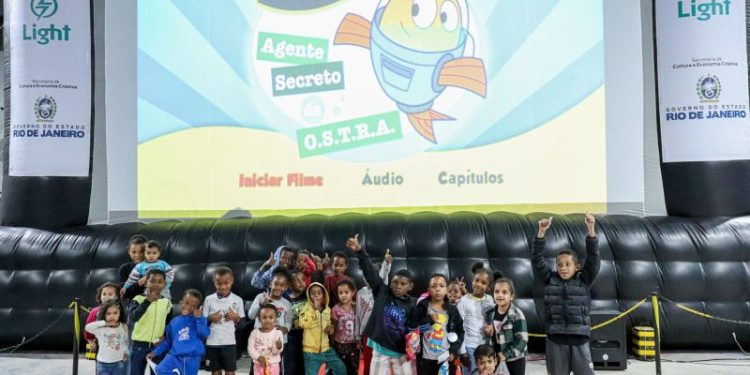 Cinema itinerante leva sessões gratuitas a bairros de Barra do Piraí