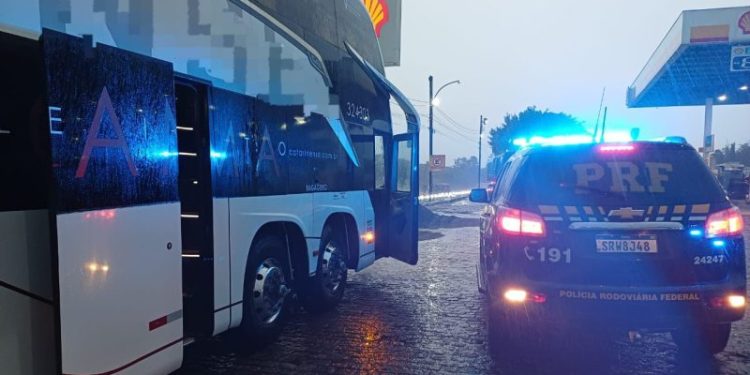 Estrangeiro suspeito de furtos em hotel no Rio é detido na Dutra, em Volta Redonda