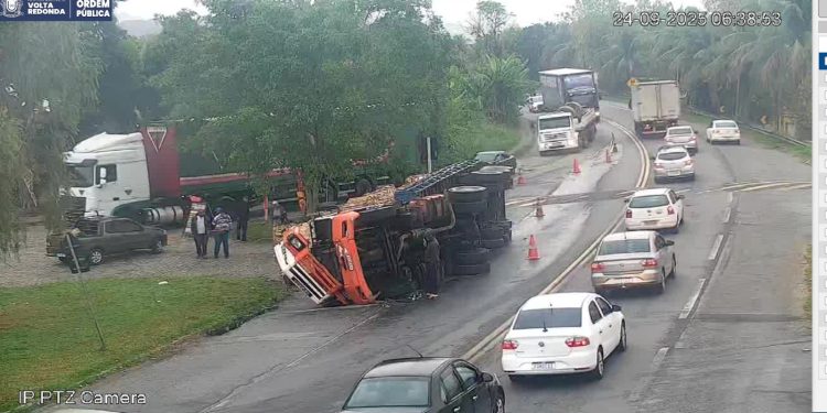 Caminhão tomba e complica trânsito na Lúcio Meira, em Volta Redonda