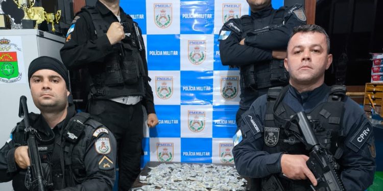 Homem é preso por tráfico com quase mil pinos de cocaína em Piraí