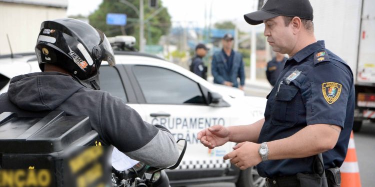 Barra Mansa intensifica blitz contra motos barulhentas no Centro e bairros