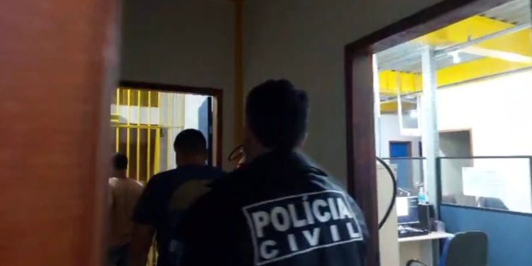 Dois homens são presos após espancar vítima com garrafa e chicote em forró em Piraí