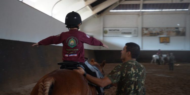 AMAN promove equoterapia para famílias militares de Resende
