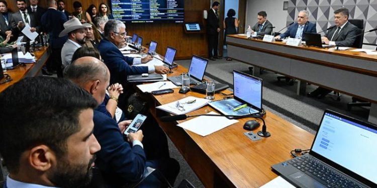 CPMI do INSS pede prisão preventiva de 21 denunciados por fraudes contra aposentados