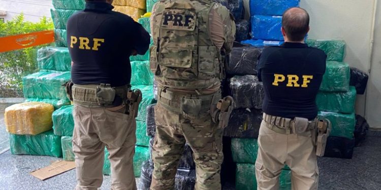 PRF apreende quase três toneladas de maconha no início da Operação Atena no Rio