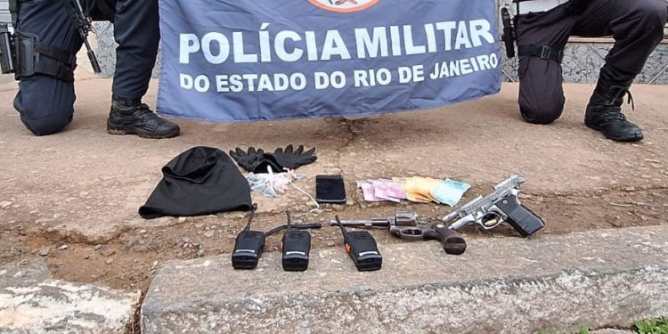 Polícia apreende dois adolescentes com armas e drogas em comunidade de Valença