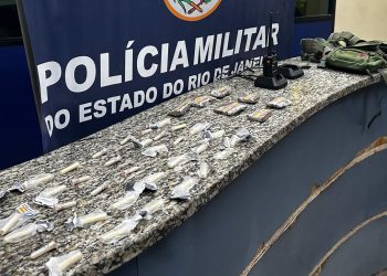 Polícia apreende drogas, rádio comunicador e material do Exército em Barra Mansa