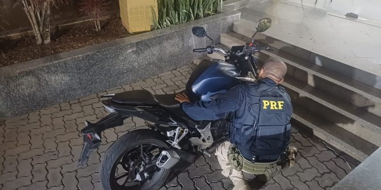 PRF recupera motocicleta roubada conduzida por adolescente em Três Rios