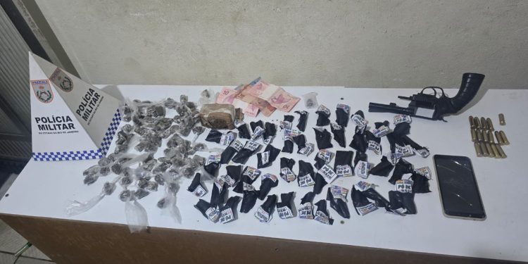 Homem é preso com drogas, arma e munições em Porto Real