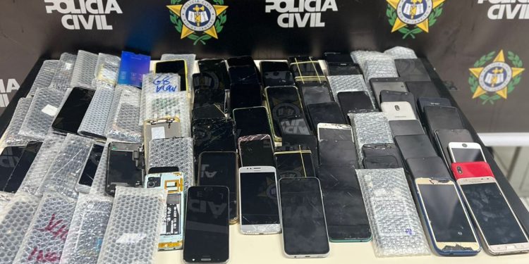 Polícia Civil faz ‘Dia D’ da Operação Rastreio contra roubo e receptação de celulares no RJ