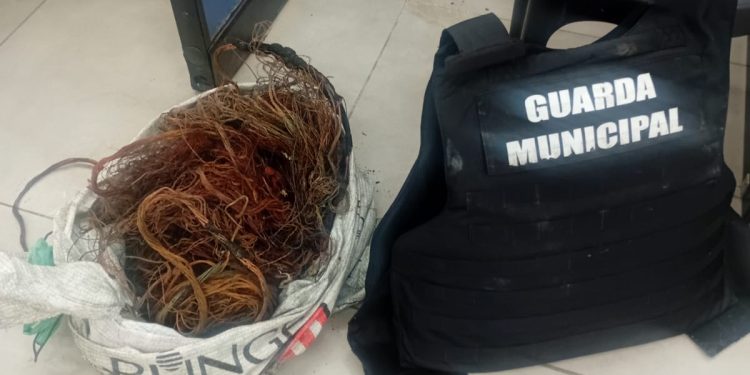 Guarda Municipal de Volta Redonda prende dupla em flagrante por furto de cabos da prefeitura