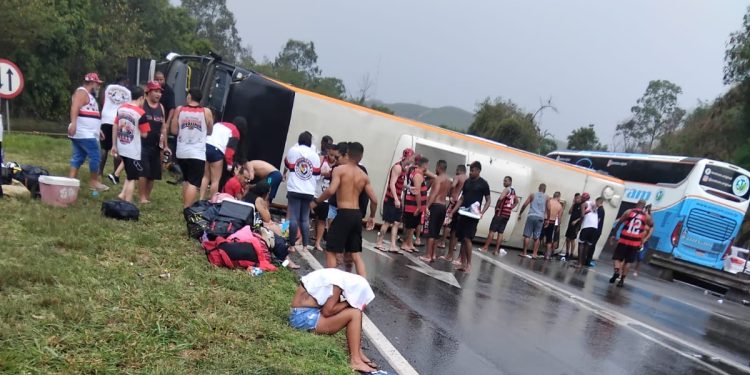 Motorista foge após ônibus com torcedores do Flamengo tombar na Dutra, em Barra Mansa