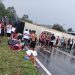 Motorista foge após ônibus com torcedores do Flamengo tombar na Dutra, em Barra Mansa
