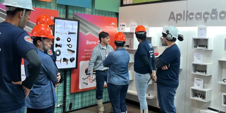 Alunos de cursos do Sindicato visitam ArcelorMittal e vivenciam rotina industrial