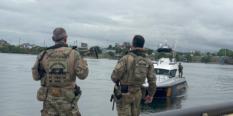 PF prende foragido por homicídio e tráfico em navio na Baía de Guanabara