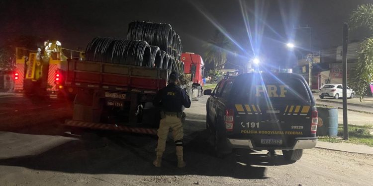 PRF recupera carreta roubada em Paracambi menos de 24 horas após o crime