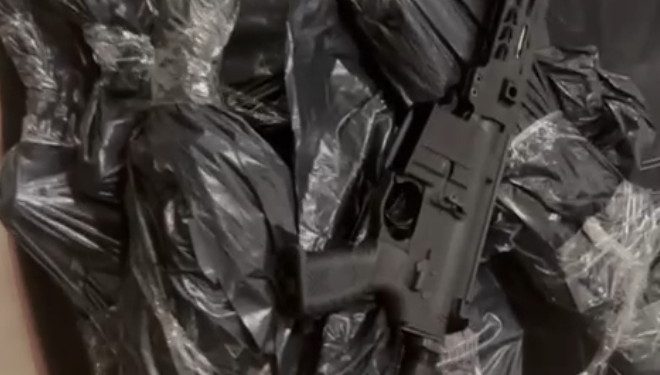 PF desarticula fábrica de fuzis que produzia armas para facções do Rio
