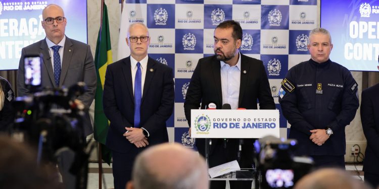 ‘Soma ou suma’, diz Cláudio Castro em coletiva de imprensa