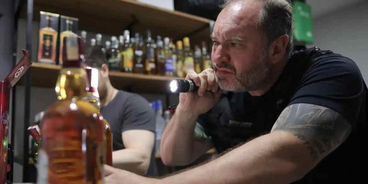 Vigilância Sanitária interdita bar no Rio por vender bebida sem registro