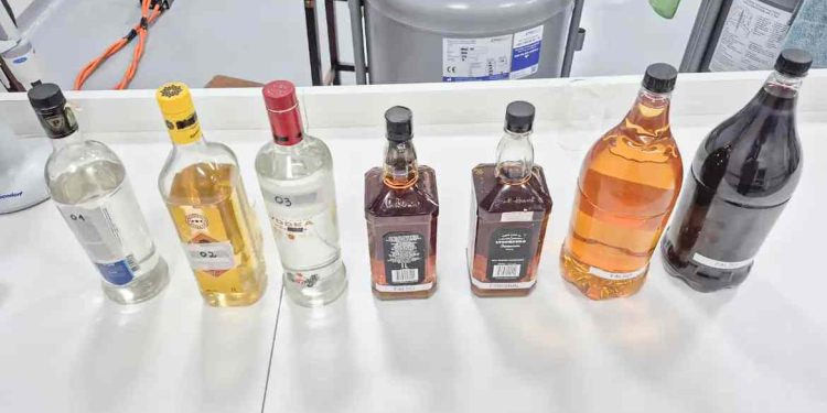 Polícia apreende bebidas clandestinas com rótulos falsificados no Rio