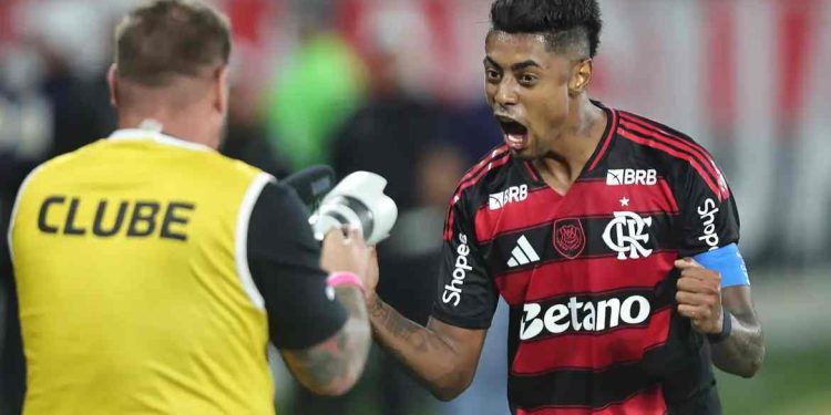 Flamengo vence e alcança o Palmeiras na tabela do Brasileirão