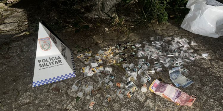 Jovem é preso com drogas no bairro Mangueira, em Paraty