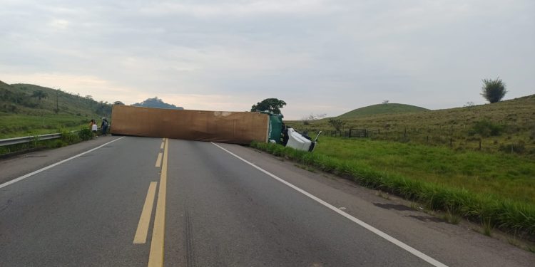 Acidente entre duas carretas interdita totalmente a BR-393 em Vassouras