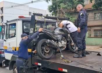 Guarda Municipal de Volta Redonda apreende droga, identifica moto clonada e remove veículos irregulares