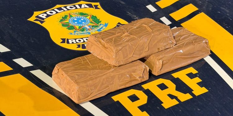 PRF prende casal com cinco quilos de crack na Via Dutra, em Resende