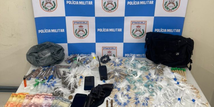 Dois jovens são presos com arma e grande quantidade de drogas em Volta Redonda