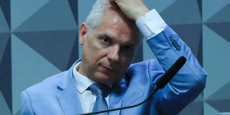 Ex-presidente do INSS é preso pela PF por suspeita de fraudes