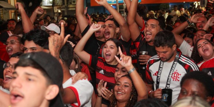 Torcedores lotam Largo da Feira em transmissão da final da Libertadores em Barra do Piraí