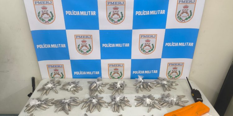 Polícia apreende drogas em área de mata no Monte Castelo, em Volta Redonda